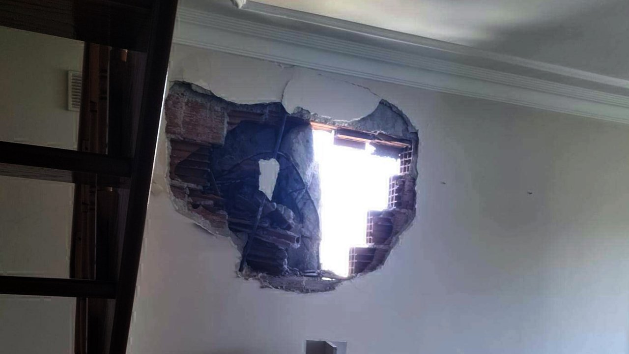 Yıkım sırasında yandaki apartmanın duvarı hasar gördü: 'Hiçbir yetkili yok'