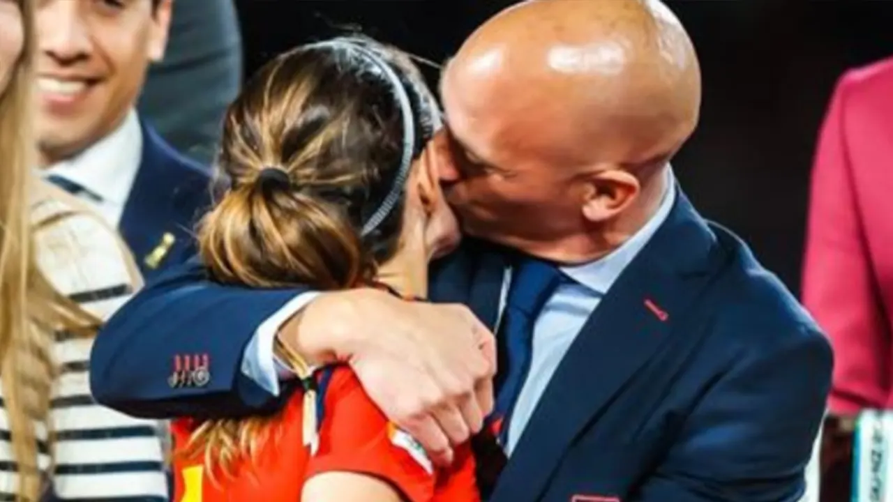 FIFA'dan kadın futbolcuyu dudağından öpen federasyon başkanına soruşturma