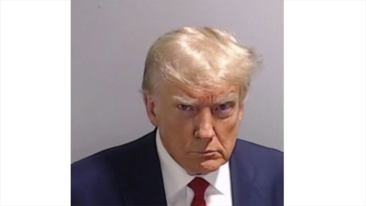 Trump cezaevine girdi, sabıka fotoğrafı çektirdi
