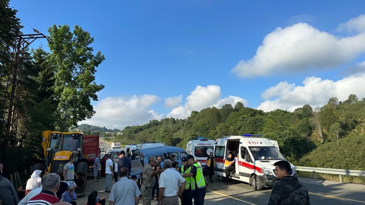 İşçileri taşıyan minibüsler çarpıştı: 15 yaralı