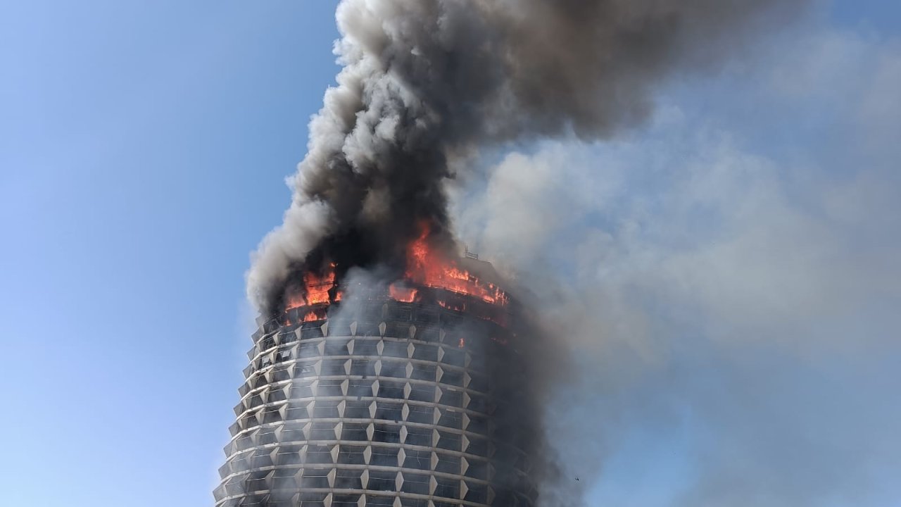 Atıl haldeki otelde yangın: Dumanlar gökyüzünü kapladı