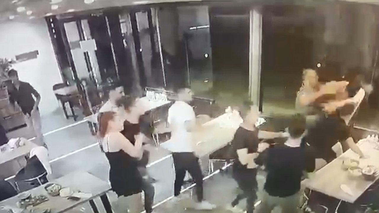 Çıkan kavgada sandalye ve masalar havada uçuştu: Saldırganlar kadını da yumrukladı