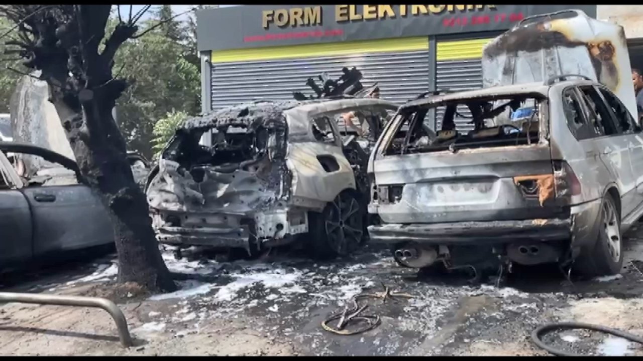 Oto sanayide yangın: 5 araç kül oldu