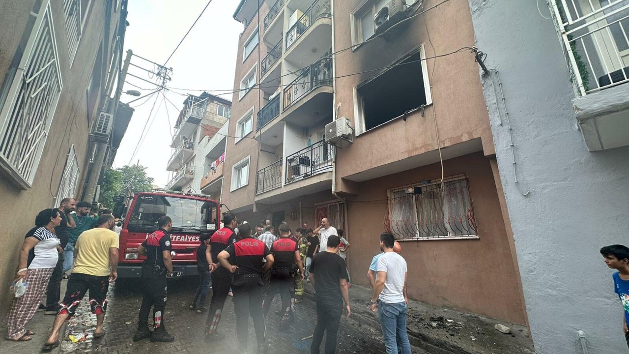 Apartmanda çıkan yangında can pazarı: 9 kişi etkilendi
