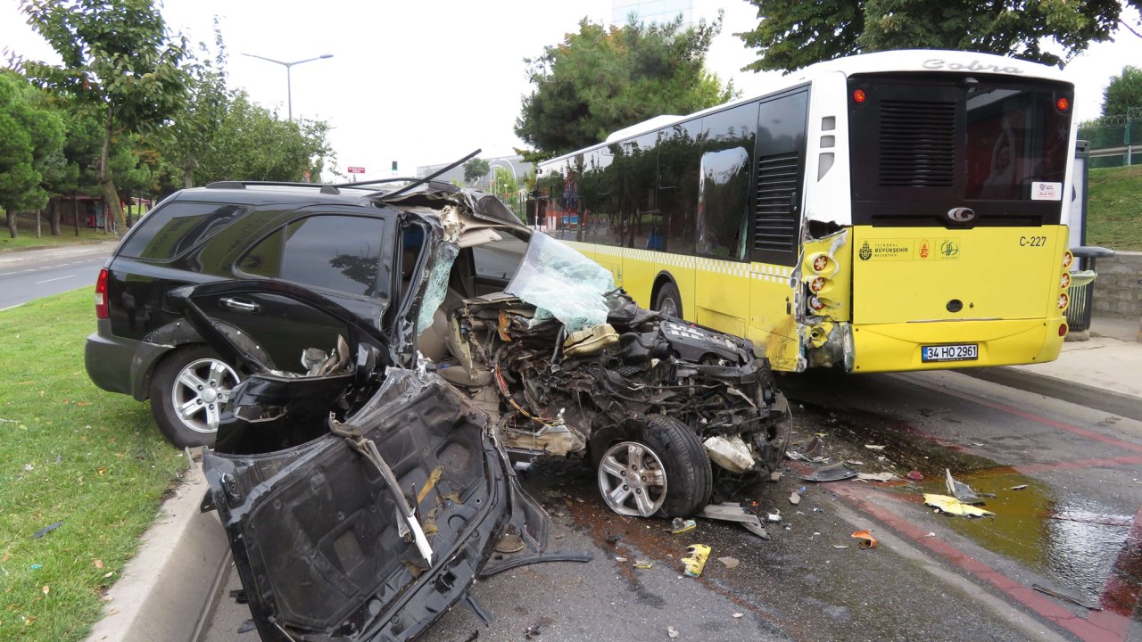 Cip, İETT otobüsüne çarptı: Cadde araç trafiğine kapandı