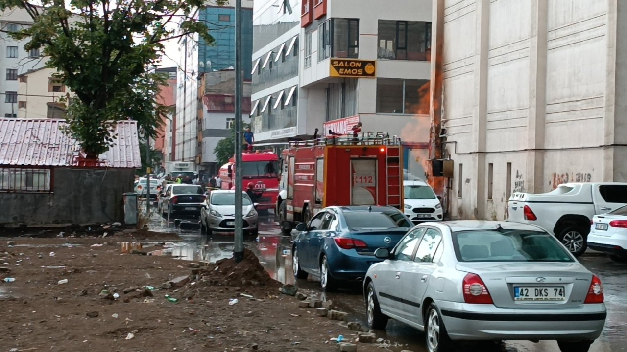 AVM'de korkutan yangın: Vatandaşlar tahliye edildi