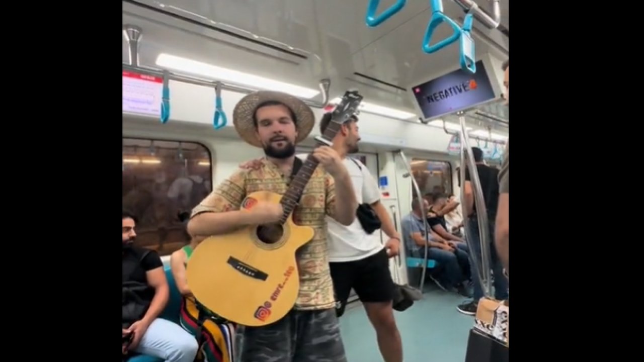 Metroda bir garip kavga! Bir anda şarkı söylemeye başladılar…