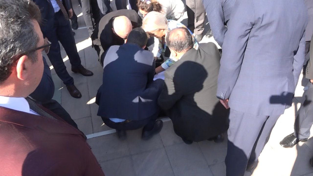 Baro başkanı törende fenalaşıp yere yığıldı