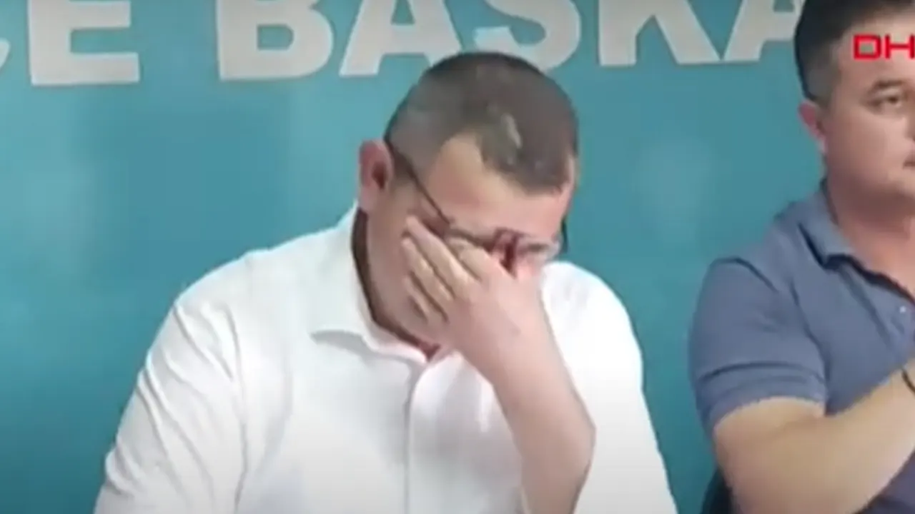 AK Parti ilçe başkanı istifa ederken gözyaşlarını tutamadı