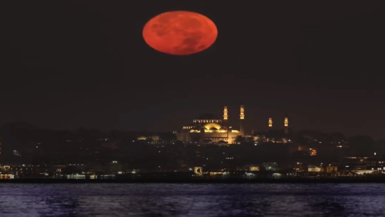 İstanbul semalarında Süper Ay manzarası