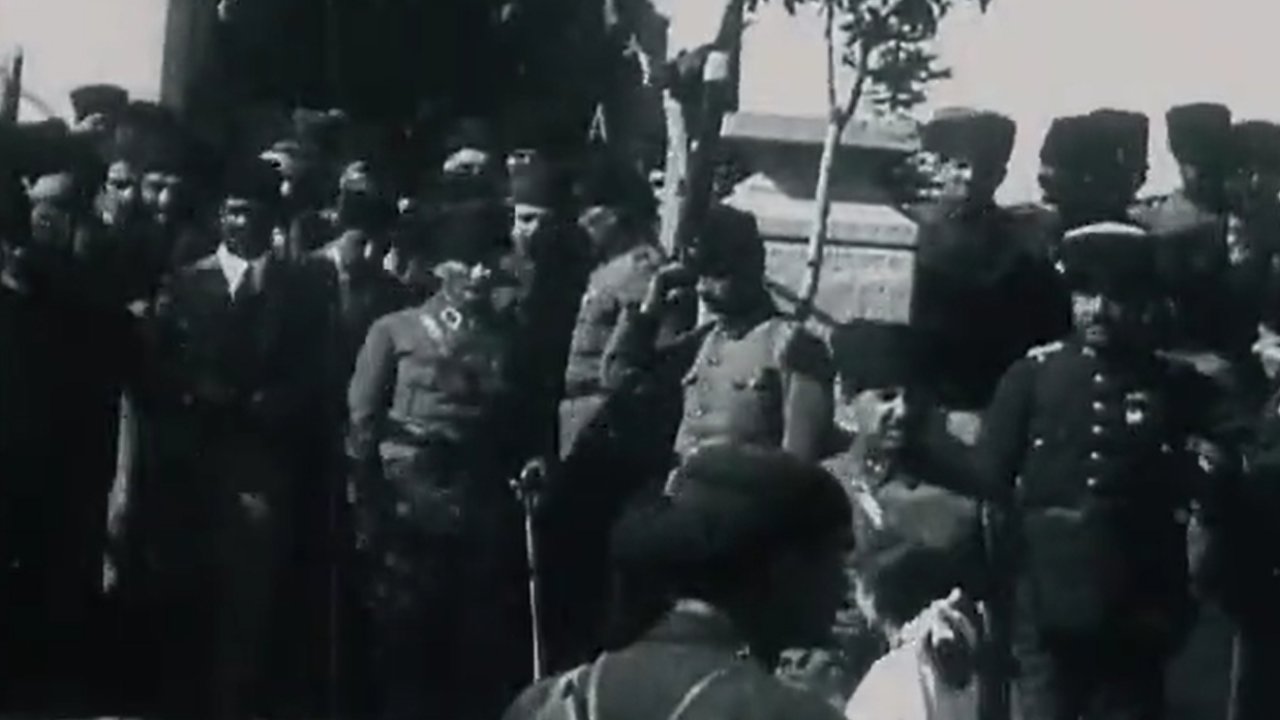 Atatürk, Büyük Zafer’in ardından TBMM’de… Nadir görüntüler paylaşıldı!