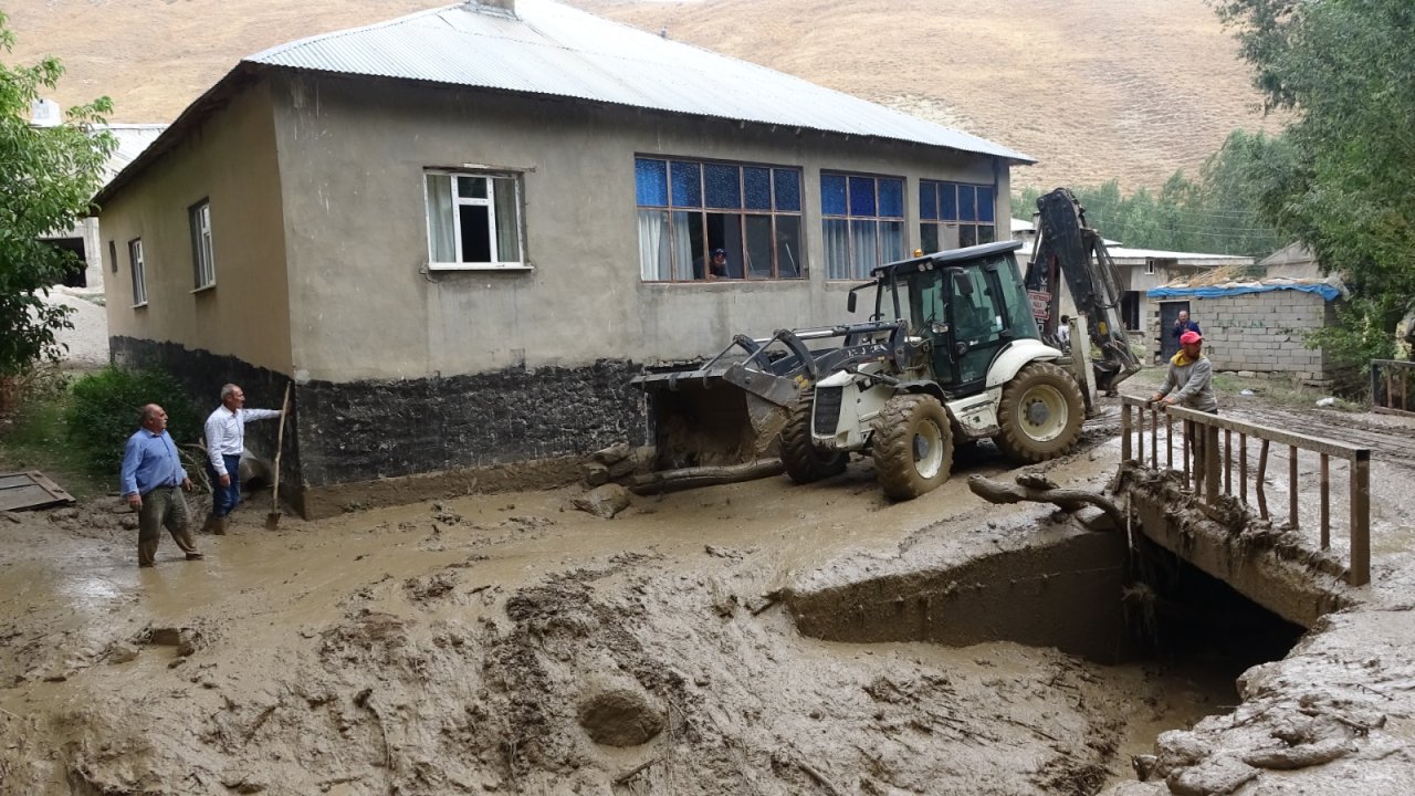 Yağışın olmadığı köyü yayladan gelen su bastı