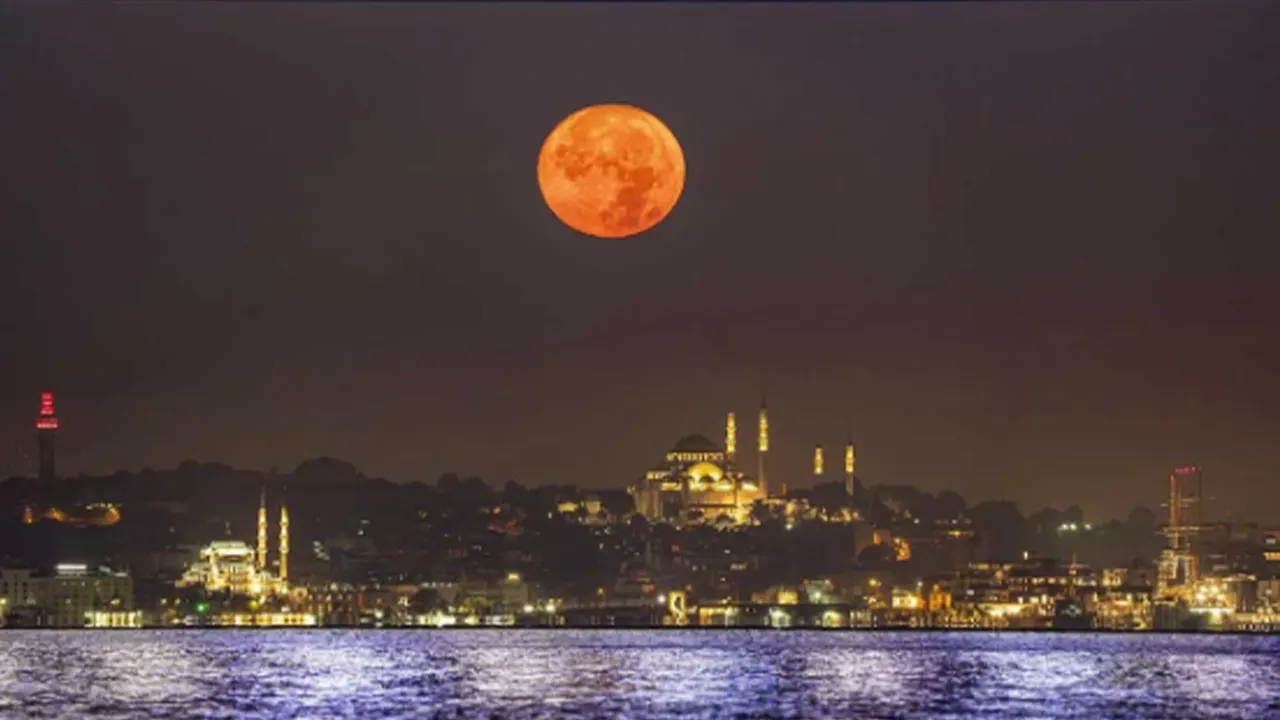 İstanbul'da Mavi Ay manzaraları
