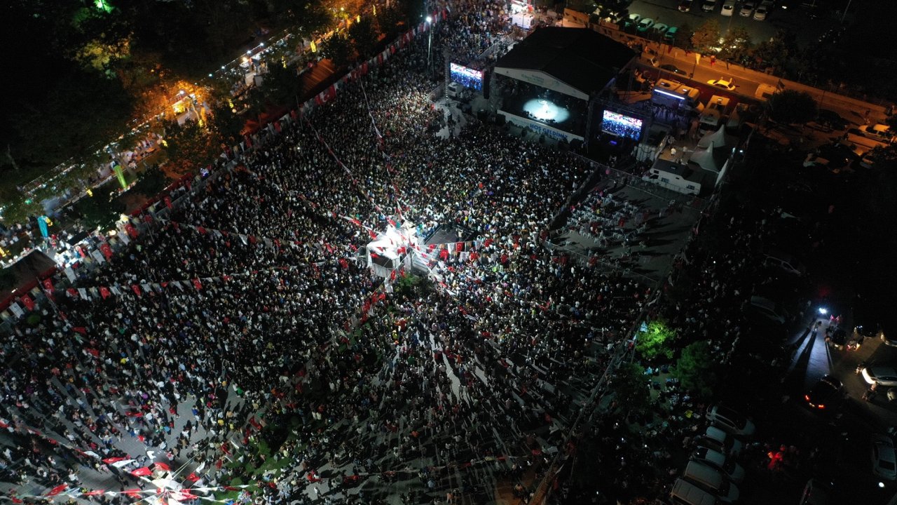Türk müziği konseri ve halk oyunları gösterisi bir arada