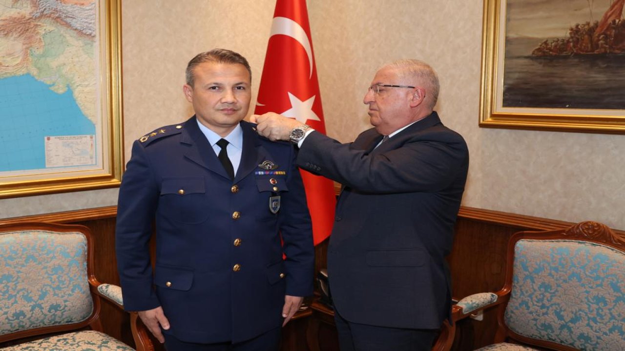 Bakan Güler, uzaya gidecek ilk Türk pilota rütbesini taktı