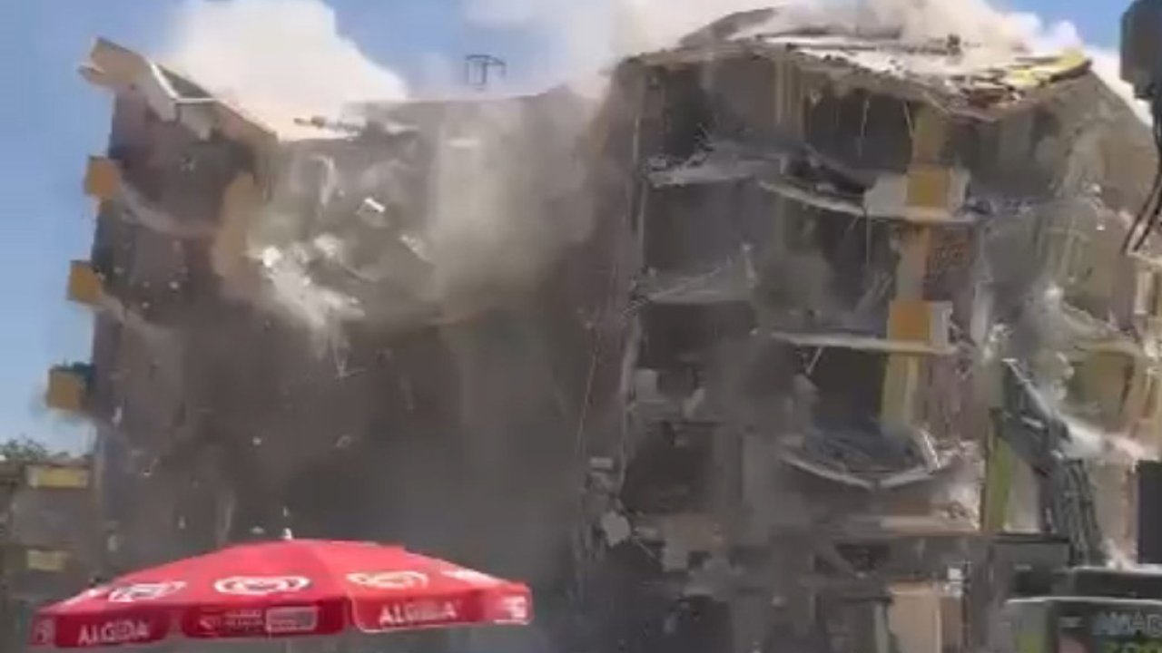 Hasarlı 5 katlı bina yıkım sırasında çöktü