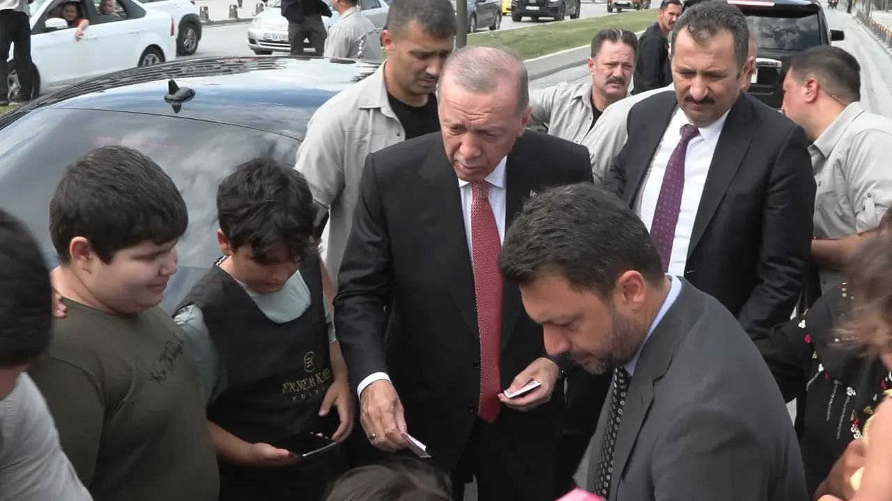 Erdoğan çocuklara para ve oyuncak dağıttı