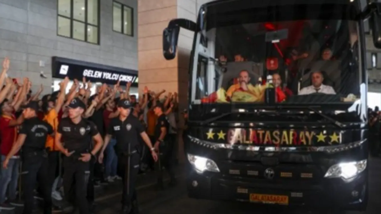 Galatasaray otobüsüne taşlı sopalı saldırı