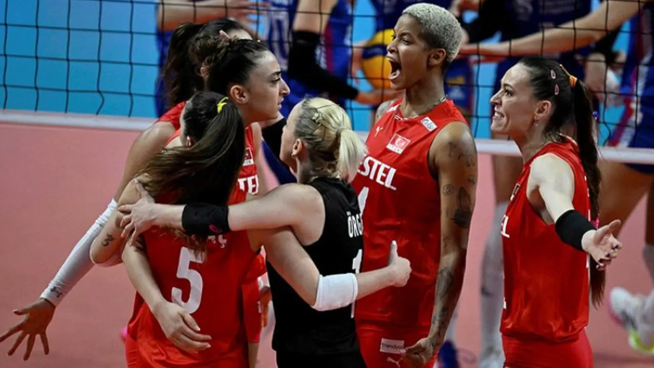 Avrupa şampiyonu A Milli Kadın Voleybol Takımı, yurda döndü