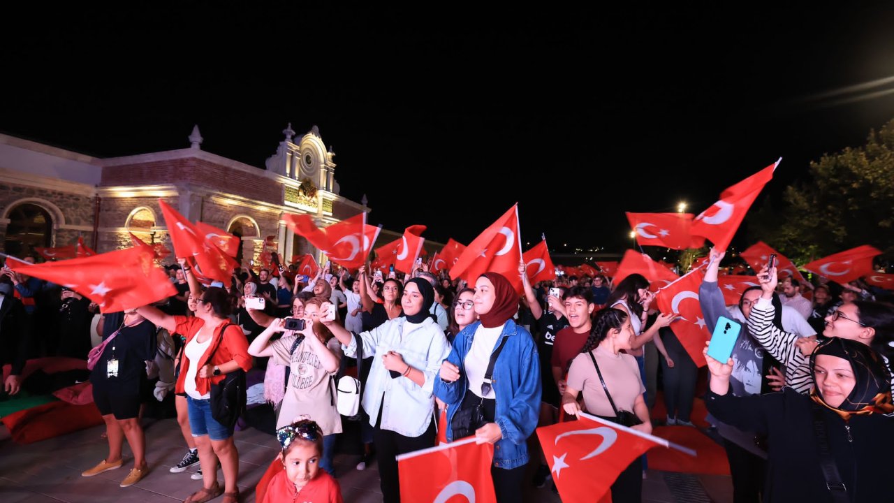 Türk bayrakları ile şampiyonluk coşkusu: Vali Gül de ortak oldu