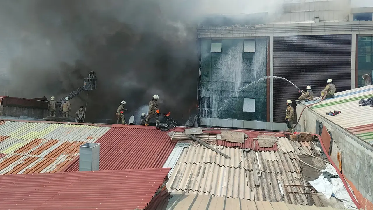 Kartal Belediyesi ekipleri Ataşehir’de çıkan yangının söndürülmesine destek Verdi
