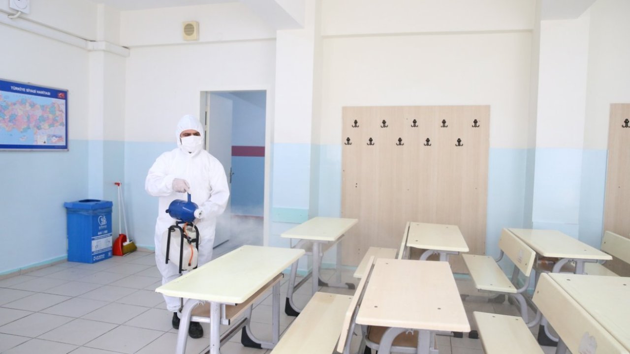 İlçedeki okullar dezenfekte ediliyor