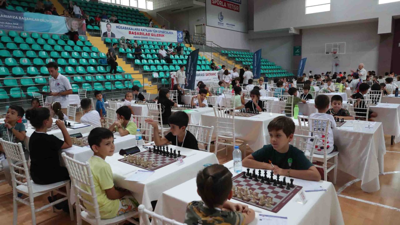 Minikler satranç turnuvasında yeteneklerini sergiledi