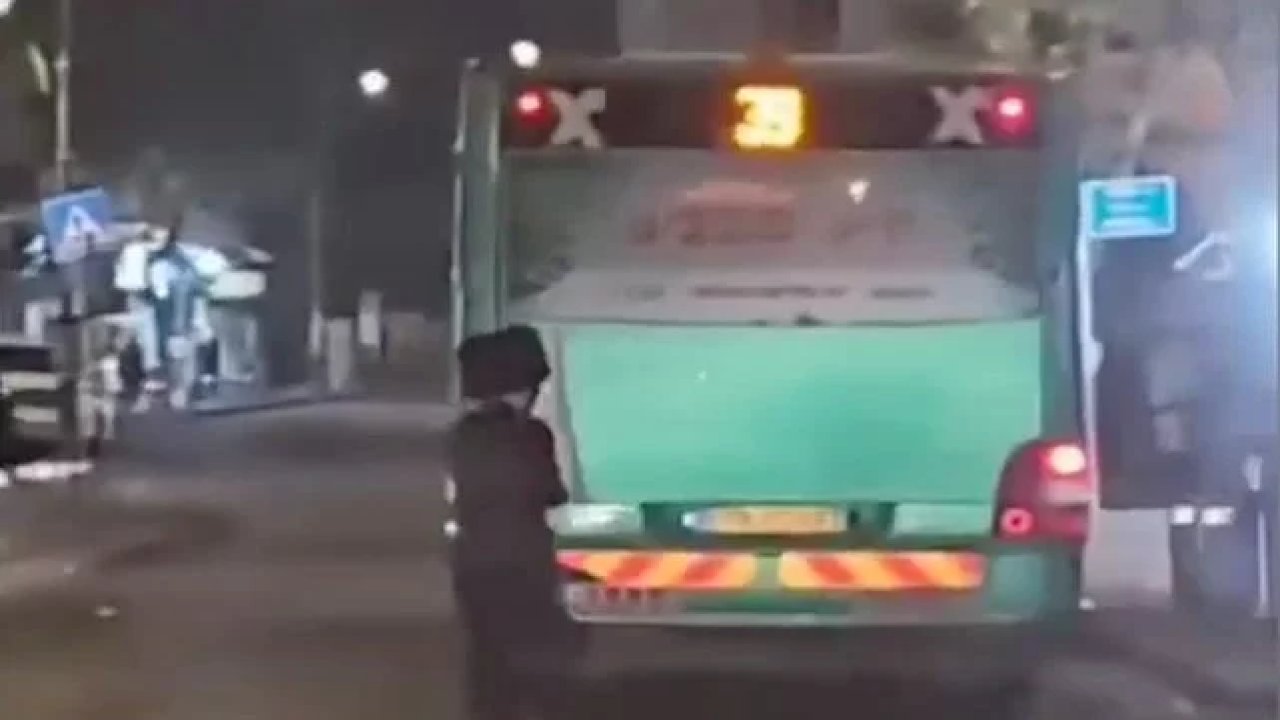 İsrail'de bir şahıs arkasında kadın fotoğrafı olan otobüse saldırdı!