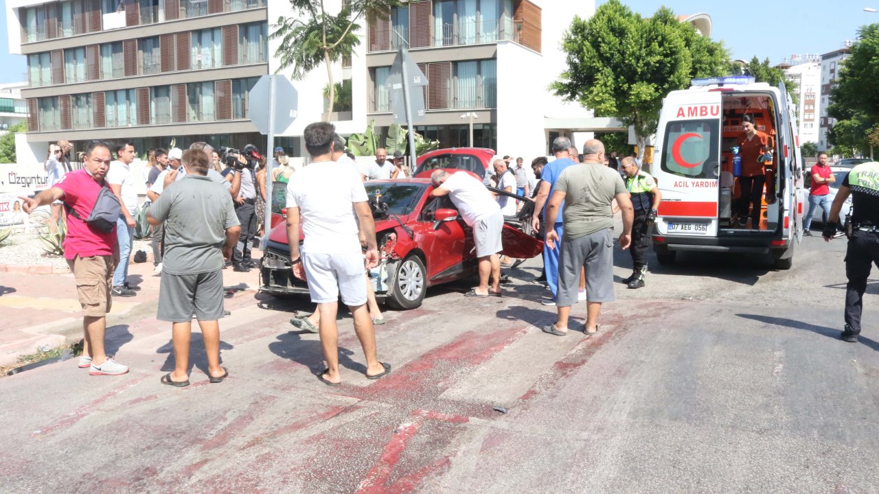 Antalyasporlu futbolcunun ailesi kaza geçirdi: Oğlu araçtan fırladı