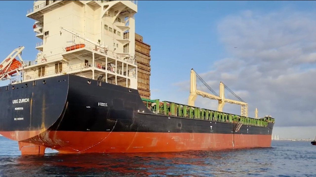 İstanbul Boğazı'nda arızalanan kargo gemisi Ahırkapı'ya demirletildi