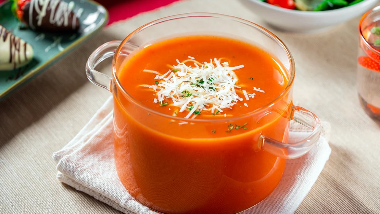 Komşularınız bu tarif için kapınızı çalacak : Domates çorbası tarifi