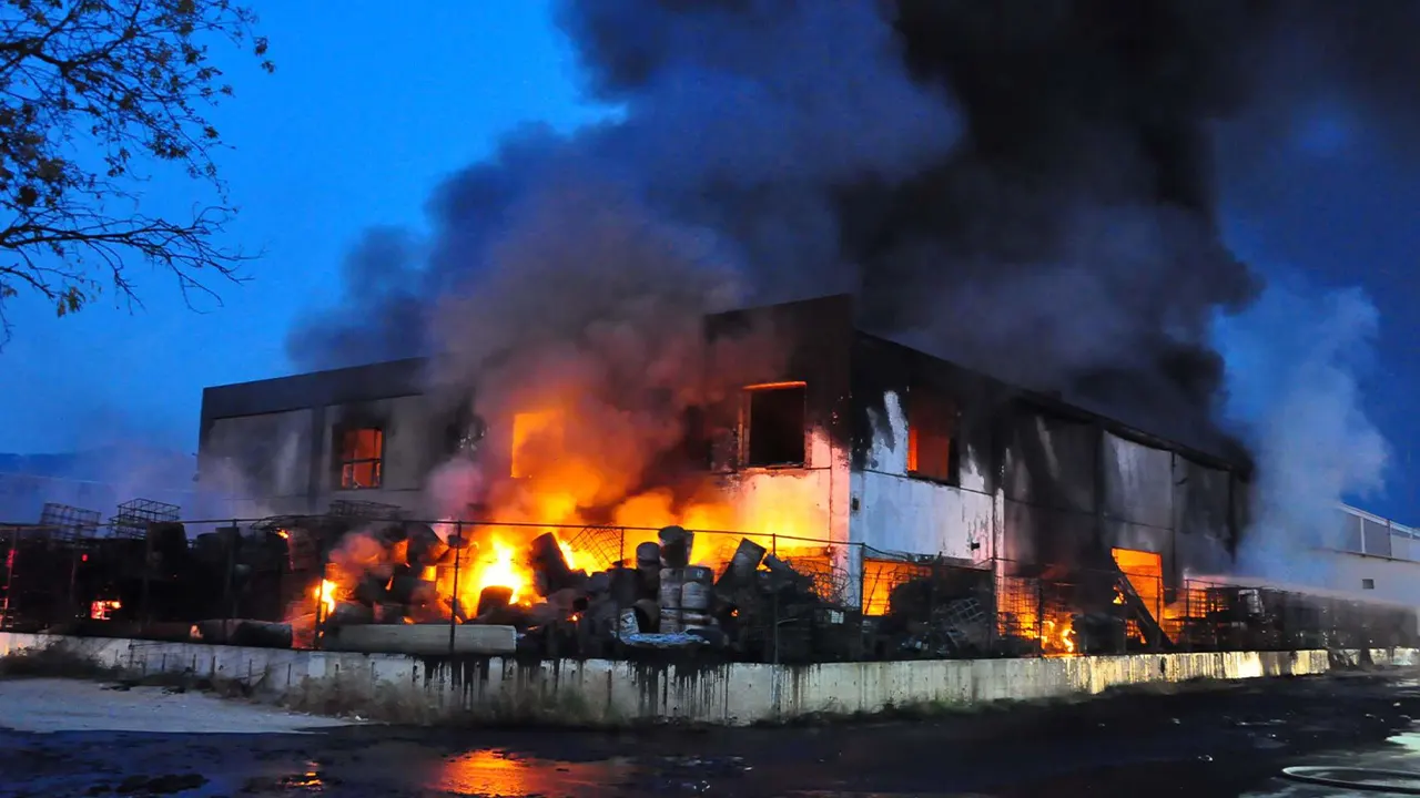 Geri dönüşüm tesisinde korkutan yangın: Alevler tüm tesisi sardı