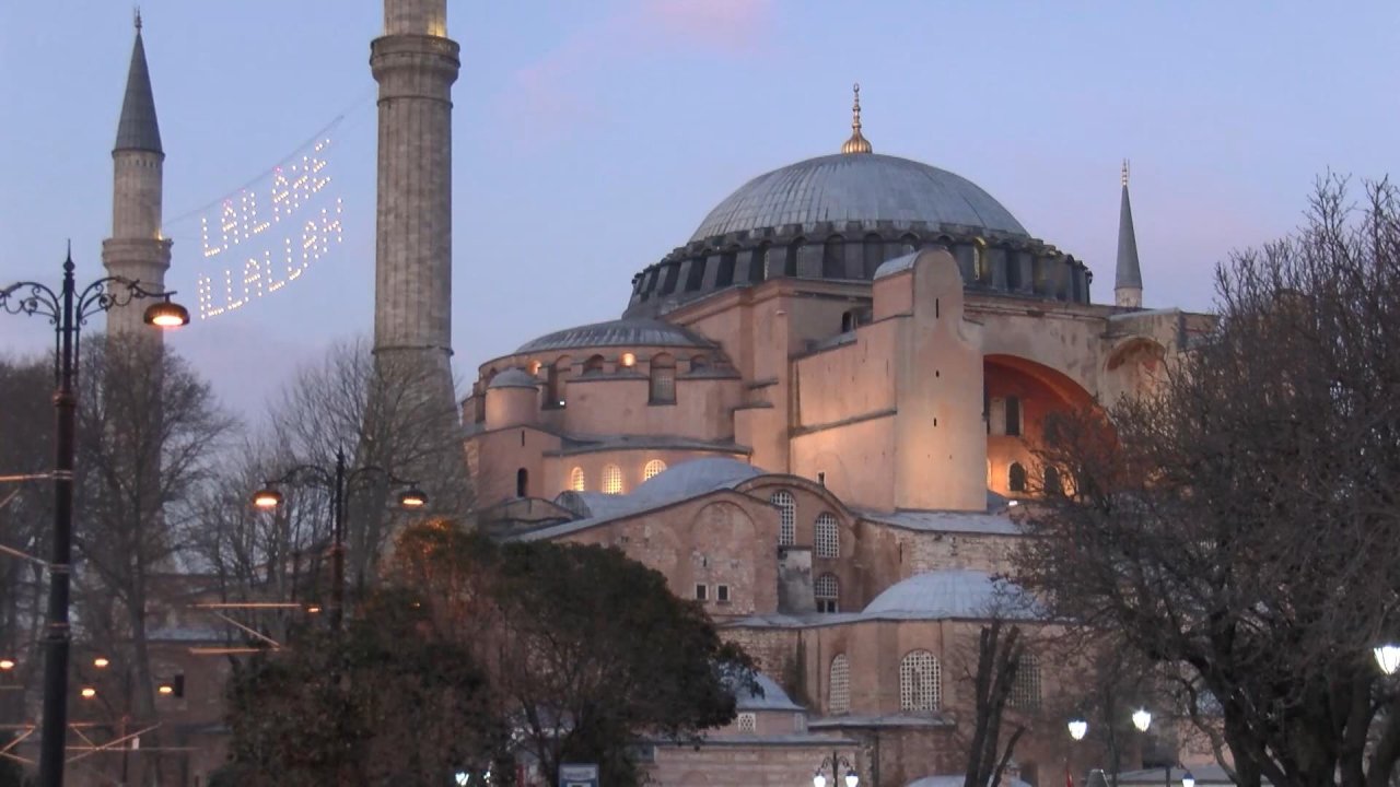 Ayasofya Camii'nde restorasyon: İbadet ve ziyarete açık olacak mı?