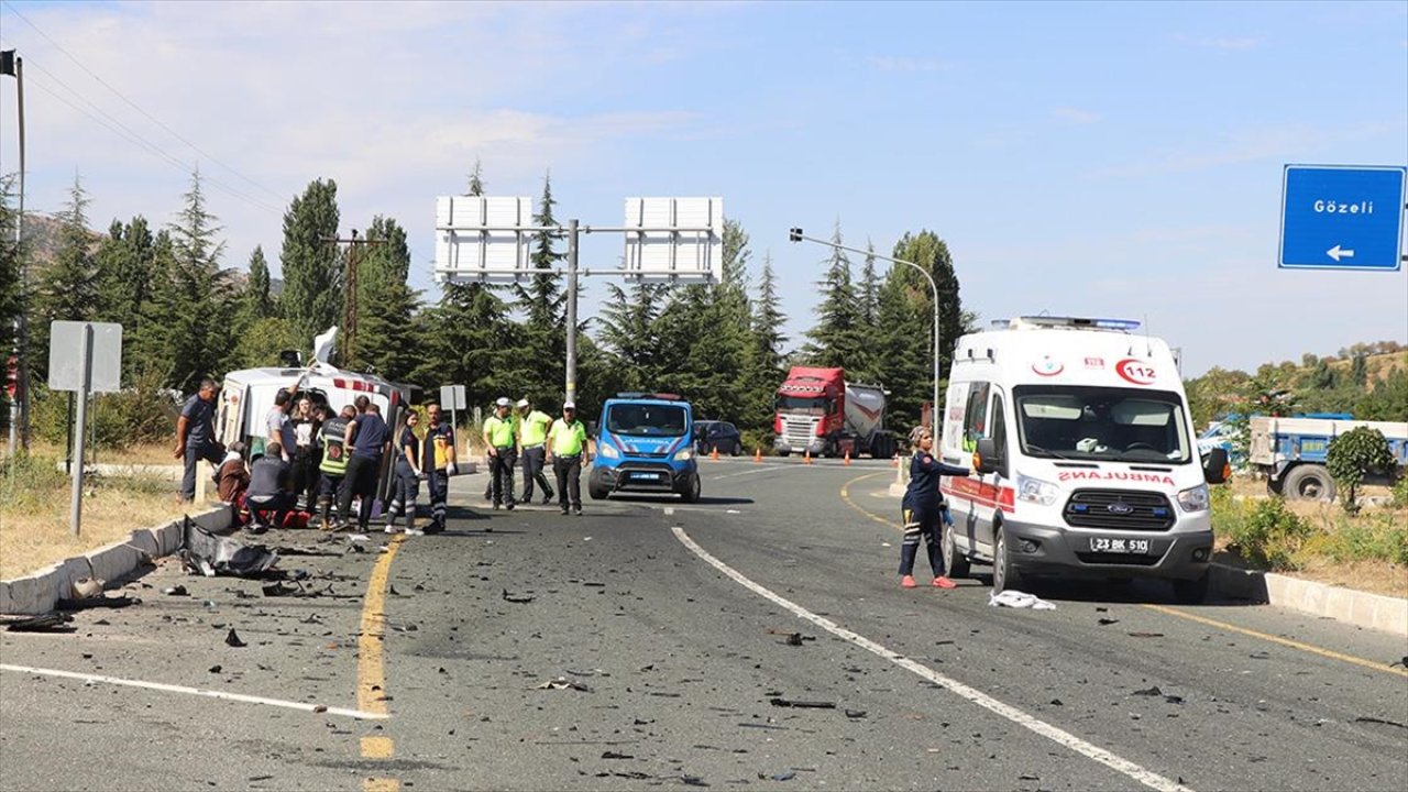 Yolcu otobüsü ile minibüs çarpıştı: 18 yaralı