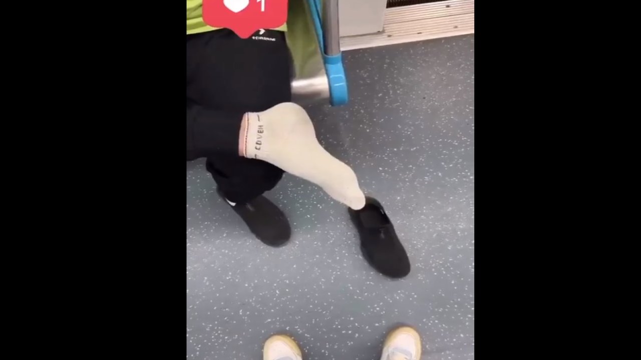 Metroda ayakkabısını çıkaran adama ibretlik ders