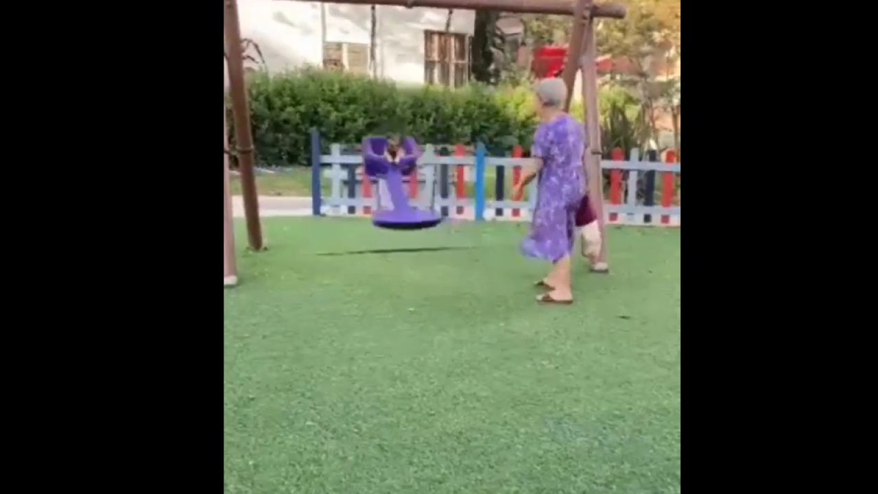 Köpeğini çocuk parkında böyle salladı!