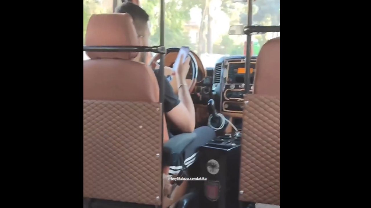Yolcuların canını hiçe saydı! Video izleyerek minibüs sürdü…