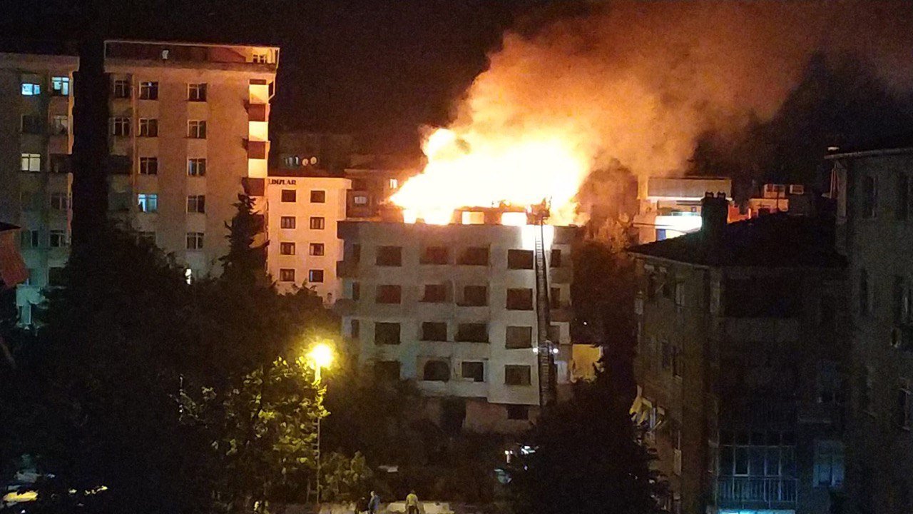 5 katlı metruk binanın çatı katında korkutan yangın