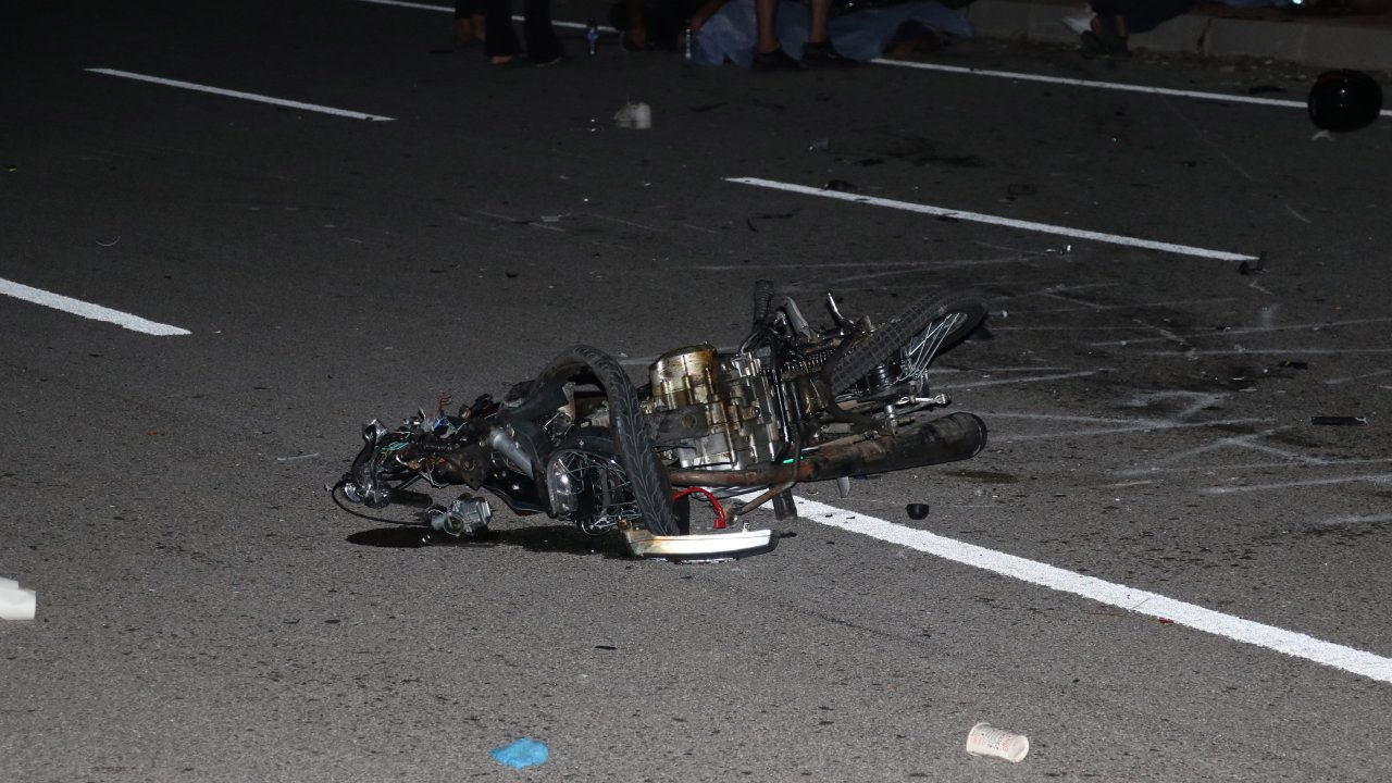 Trafiğe kapalı yolda iki motosiklet kafa kafaya çarpıştı: 2 ölü, 1 yaralı