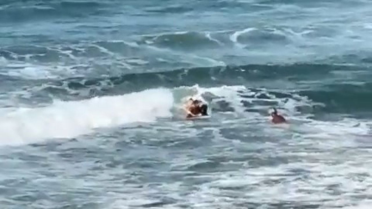 Dalgalara aldırış etmeden denize girdi, boğuluyordu!