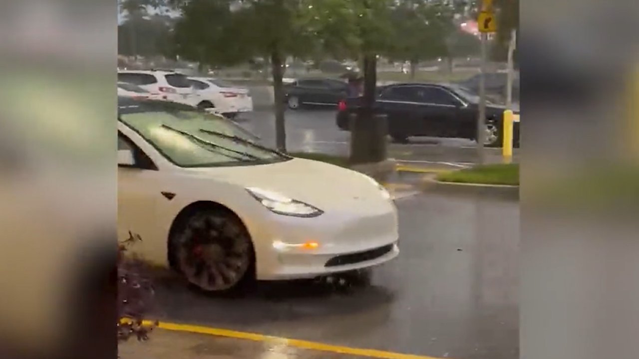Yağmurda dışarı çıkamadı, Tesla’sını ayağına çağırdı!