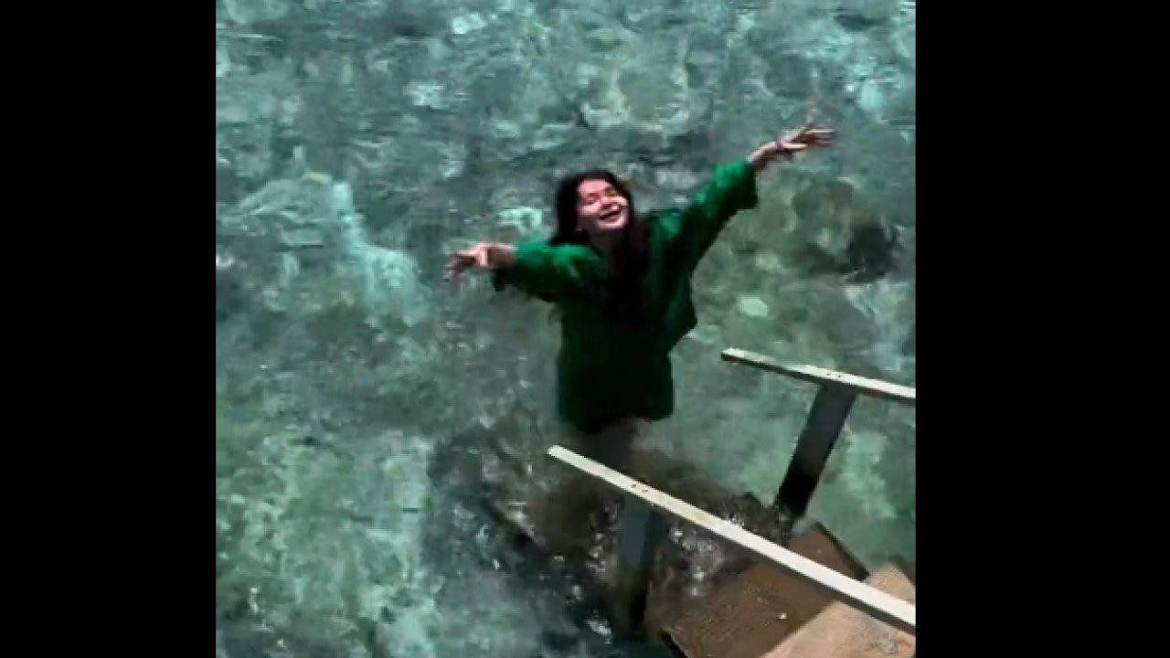 Genç kadının rüya tatili… Saniyeler içinde kendini okyanusa bıraktı!