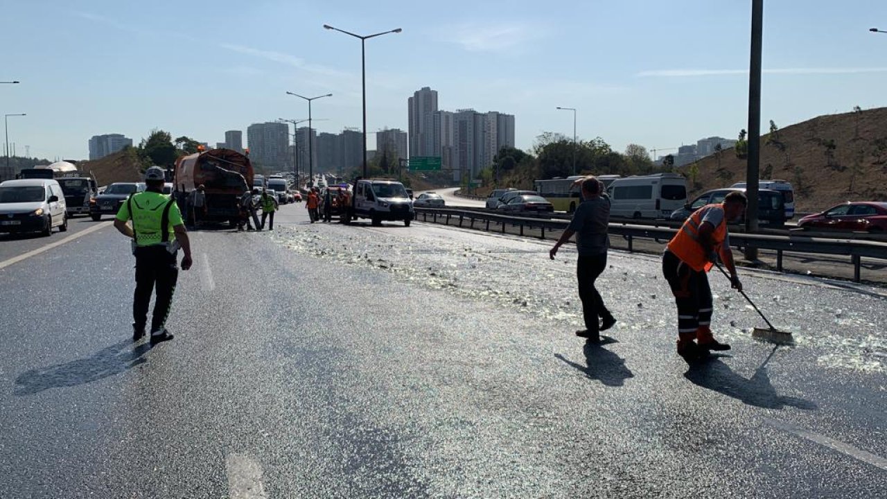 TEM'de TIR'daki su şişeleri yola döküldü: Yoğun trafik oluştu