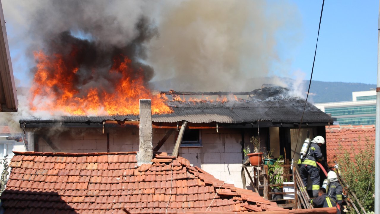 Eşi ve kayınvalidesiyle tartışıp sinir krizi geçirdi, evi ateşe verdi