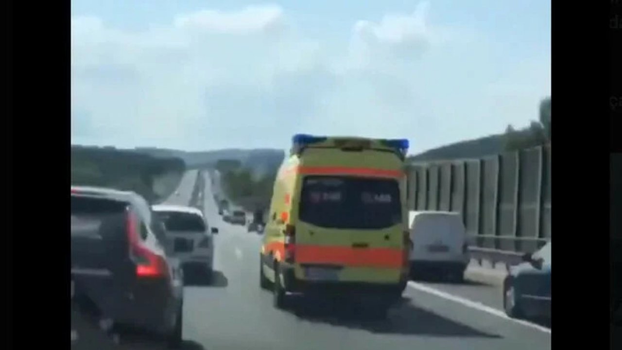 Ambulans şoförünün anonsuna rağmen yolu açamadılar