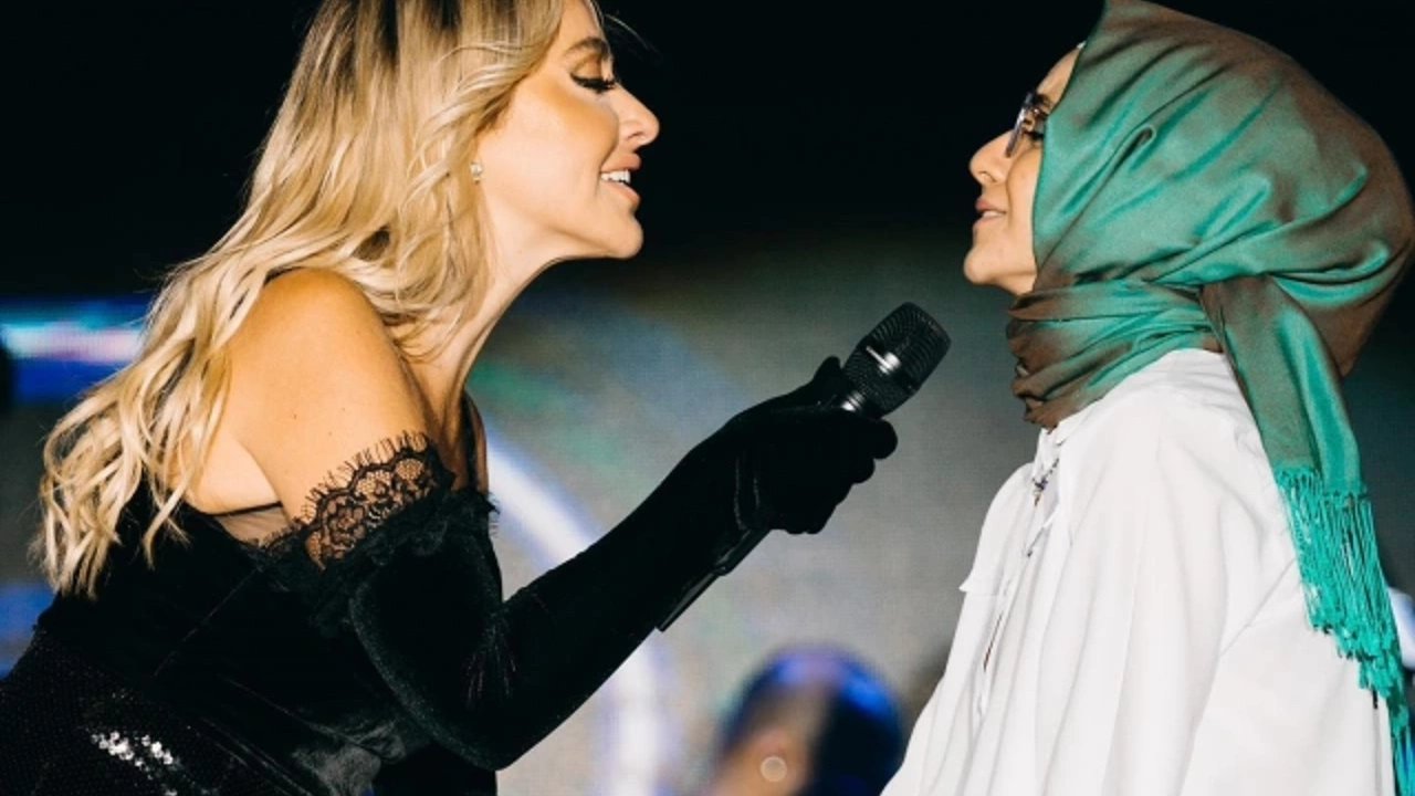 Ünlü şarkıcı başörtülü hayranıyla sahnedeki anlarını paylaştı