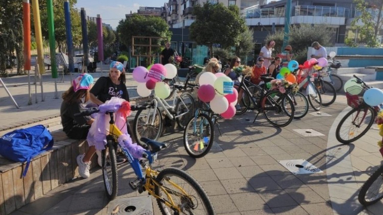 "Süslü Kadınlar Bisiklet Turu" farkındalık yaratıyor