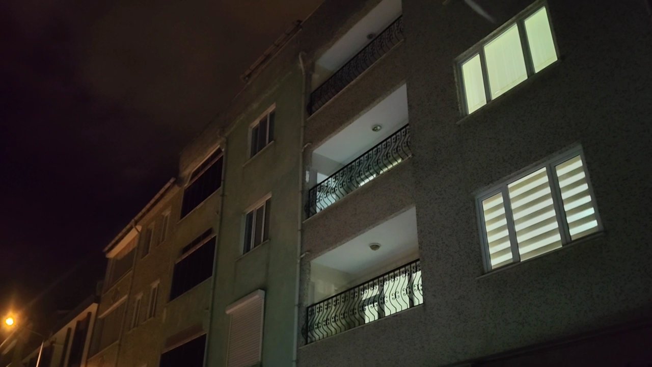 Evinin balkonuna yabancı madde atıldı: Eline alınca olanlar oldu