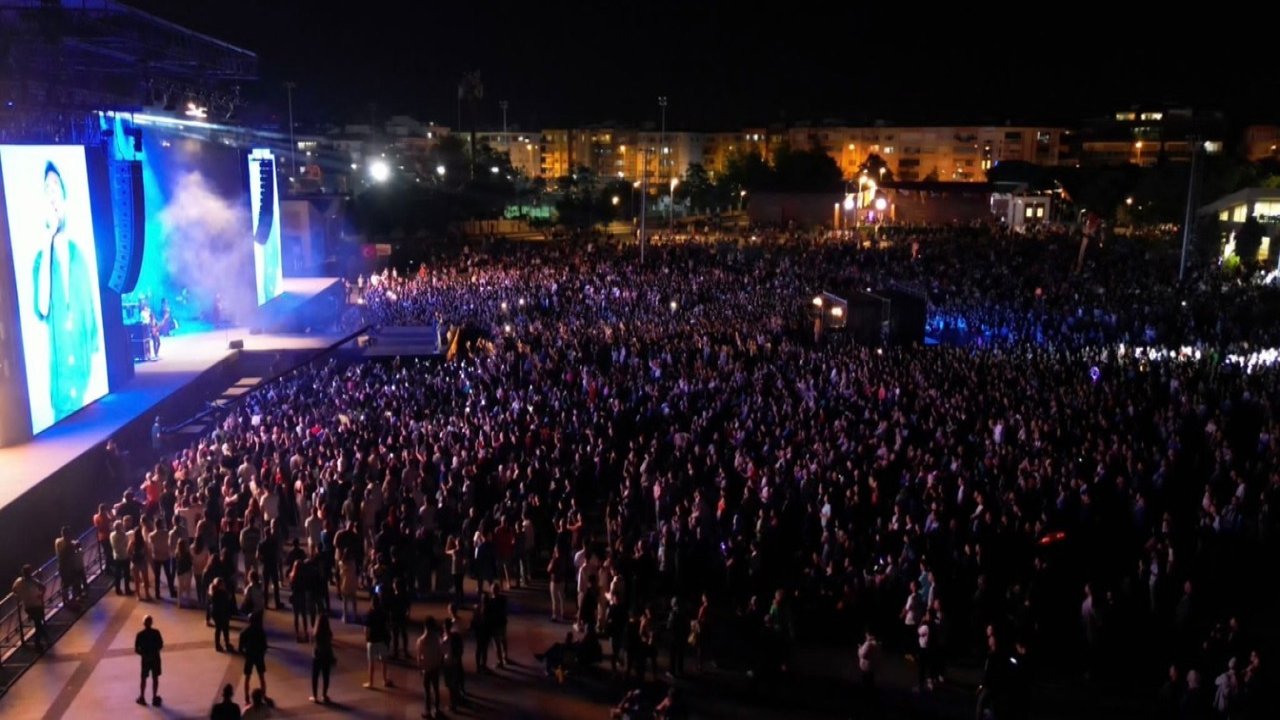 Ünlü şarkıcı Troya Kültür Yolu Festivali'ne damgasını vurdu