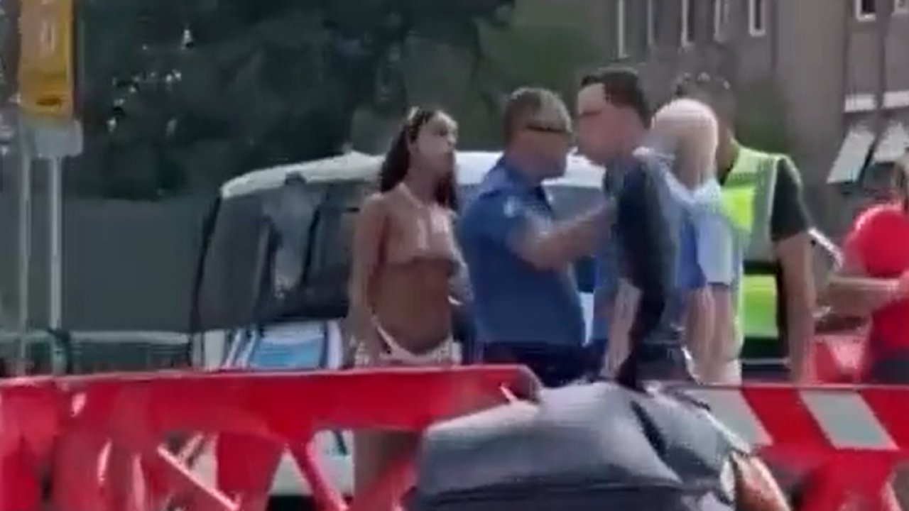İp bikini ile dolaşan kadın polisle kavga etti, ortalık karıştı!